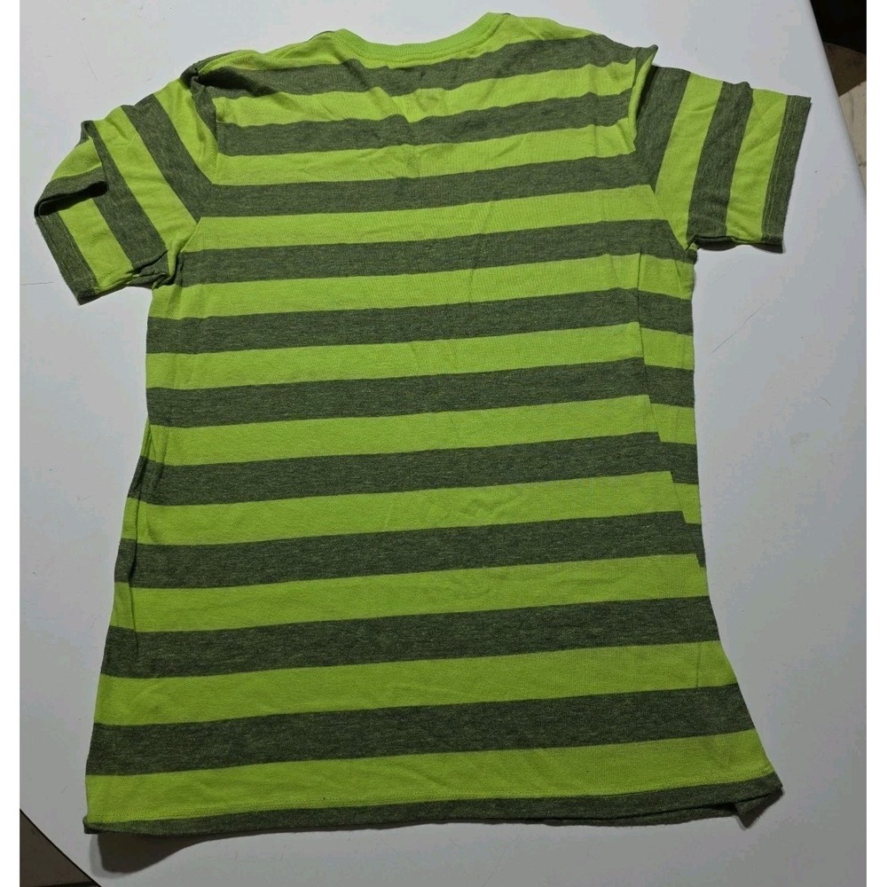 On The Byas T-Shirt Mens Large Green Striped Y2k V-neck Skater Surfer - Picture 2 of 5